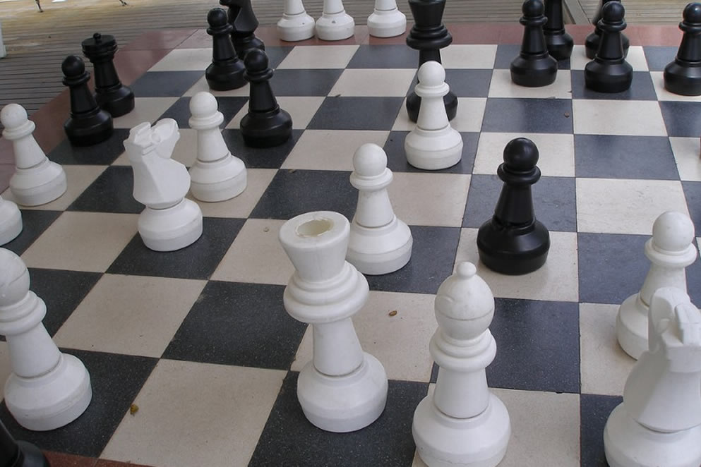 Un tablero de ajedrez inteligente para jugar solo o acompañado